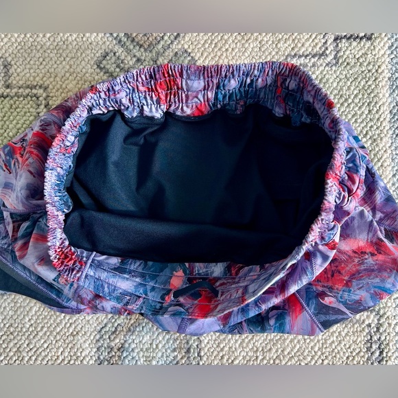 Lululemon 2.5” High Rise Hotty Hot Short - Picture 3 of 11